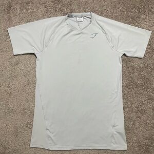 Woman’s Gymshark athletic t-shirt light gray size M in great condition